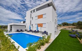 Pool Apartments & Rooms Mare